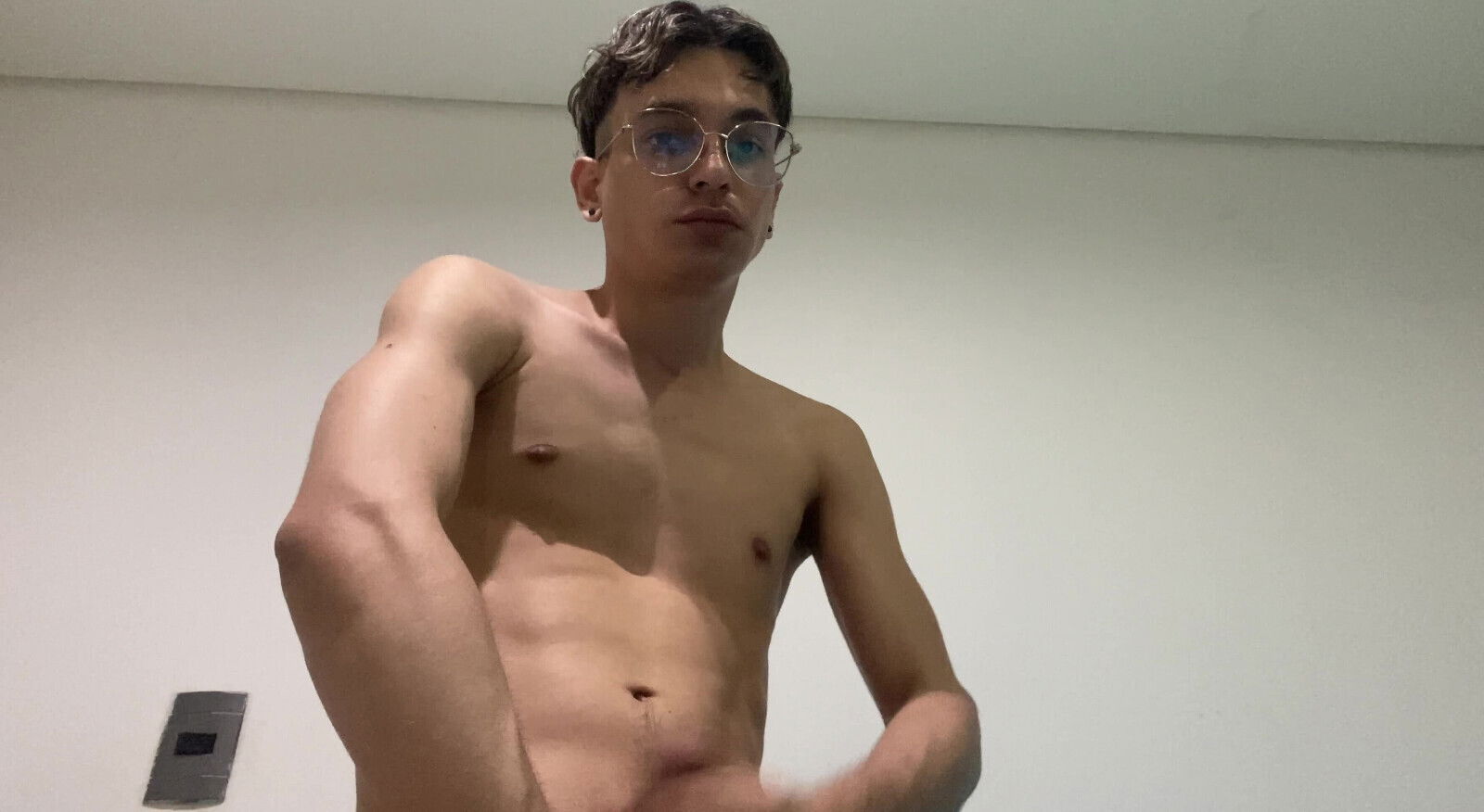 FEMALE TWINK SHOWING DICK PUSSY