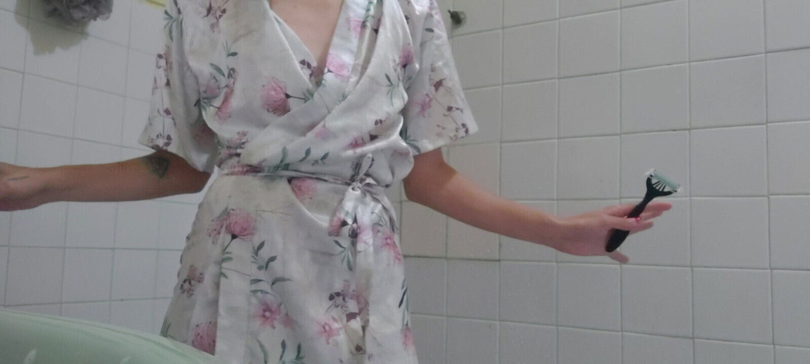 Cutting vaginal hairs