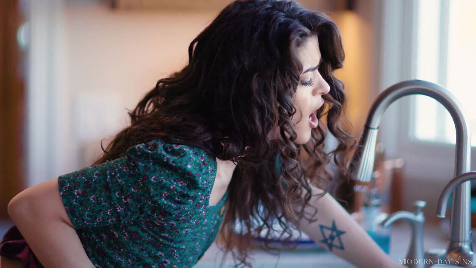 Modern-day Two-timing Wife Victoria Voxxx Takes Free Creampie Keep Husband Happy!