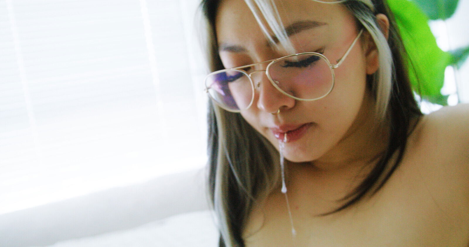 Sloppy cumshot with Mila