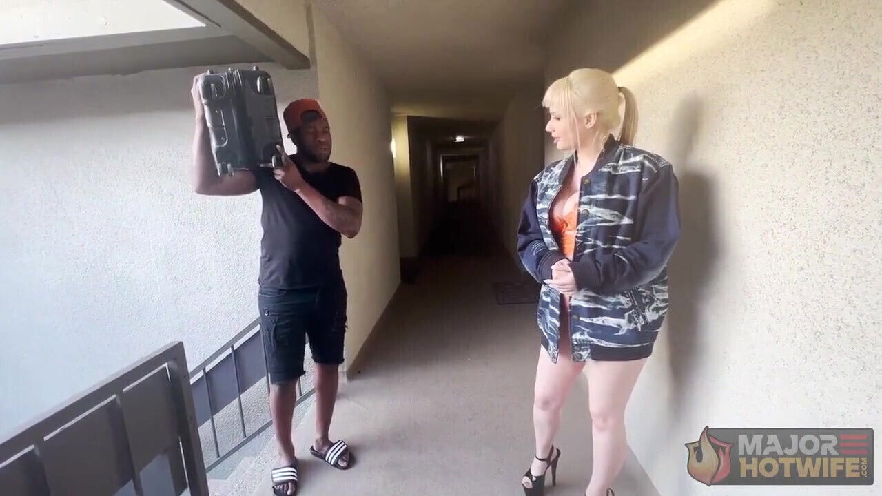 Rome Major Helping Blonde Neighbors Holes