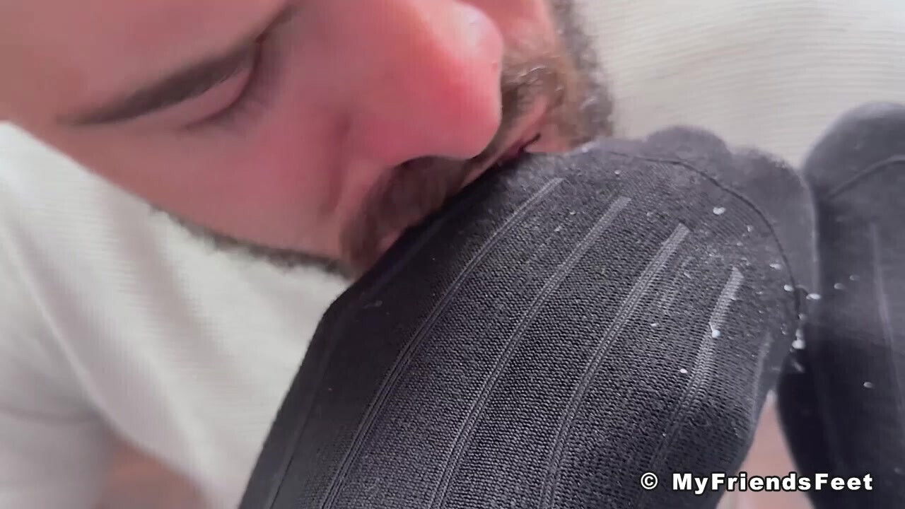 MyFriendsFeet: Horny Maximus Lets Thom Lick Slurp Bare Feet
