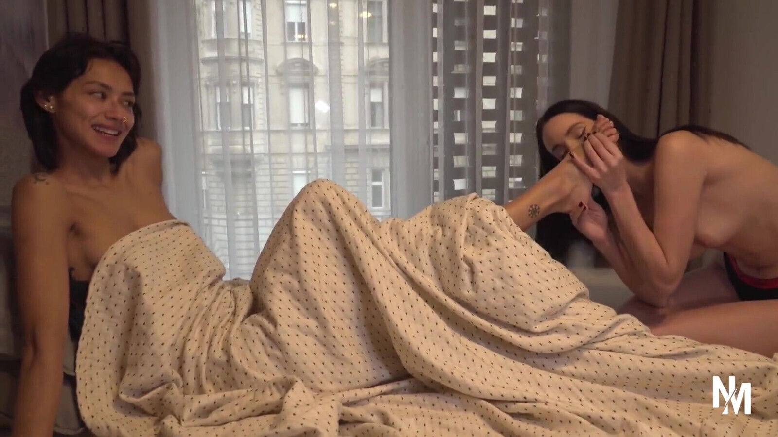 Sexy Chicks Worshiping Their Beautiful Feet