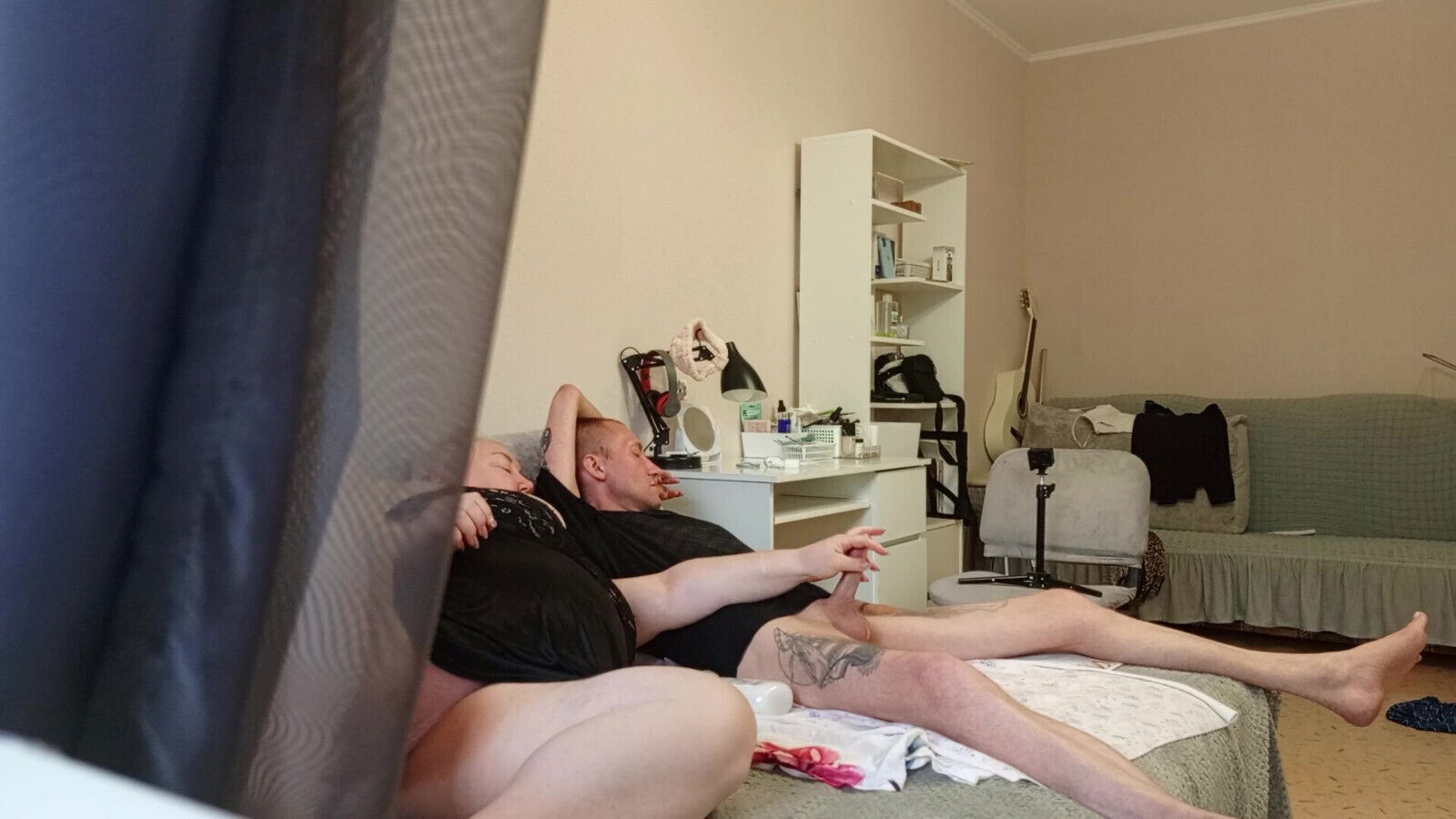 girlfriend pleasures jerking dick before cumming