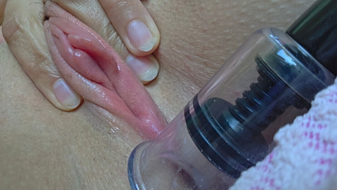 Swollen fleshy clitoris homemade tweezers fetish...