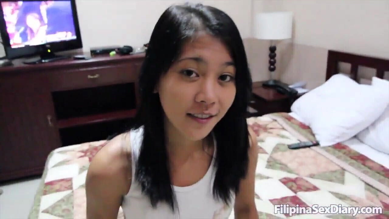 Petite Pinay finds smooth talking foreigner fuck