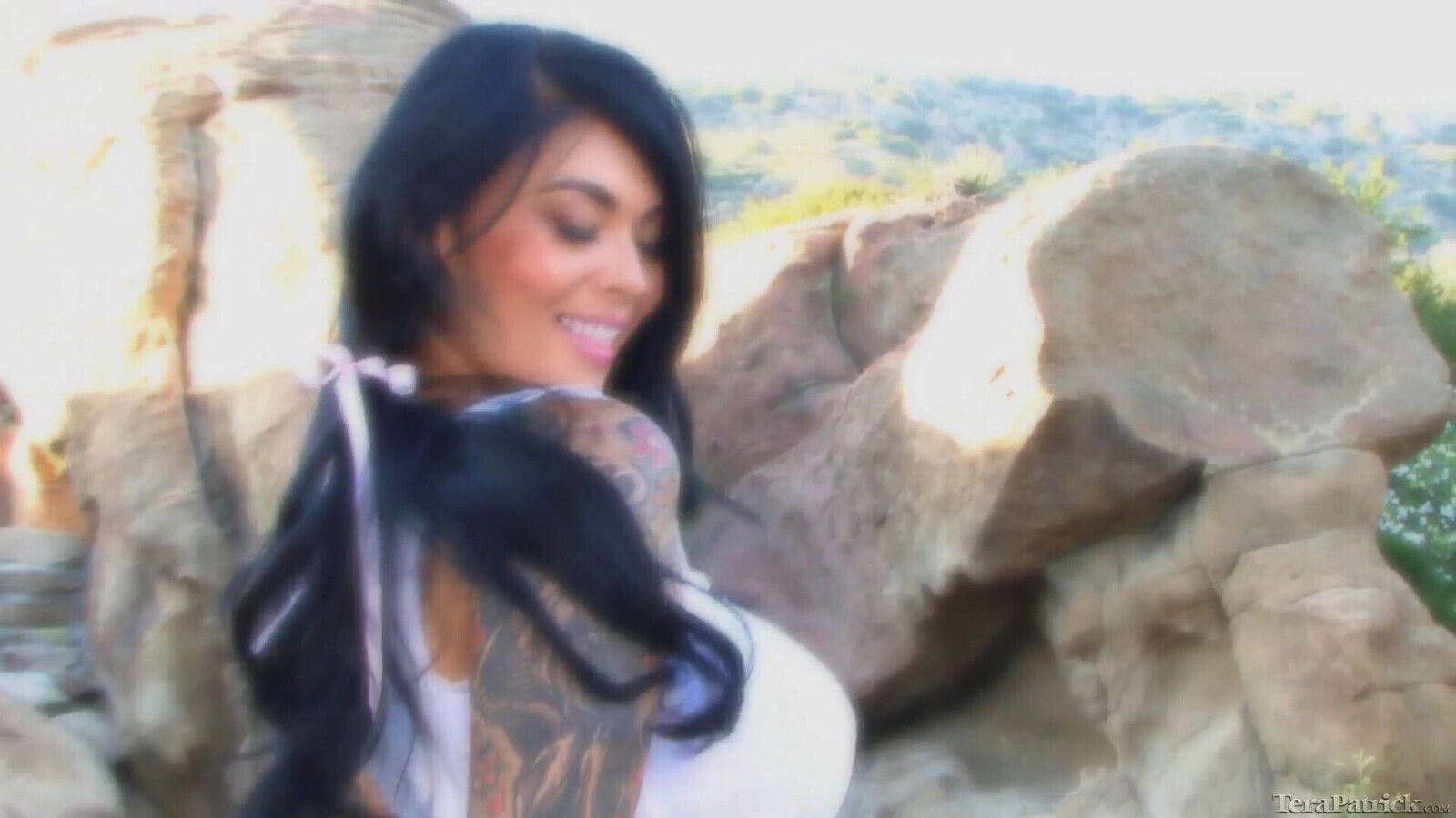 Tera Patrick slowly strips outdoors