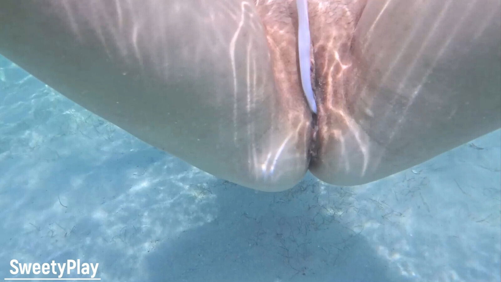 Open pussy creampie underwater, inside