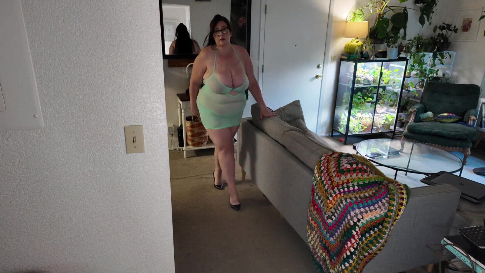 Curvy MILF Catwalk Strip