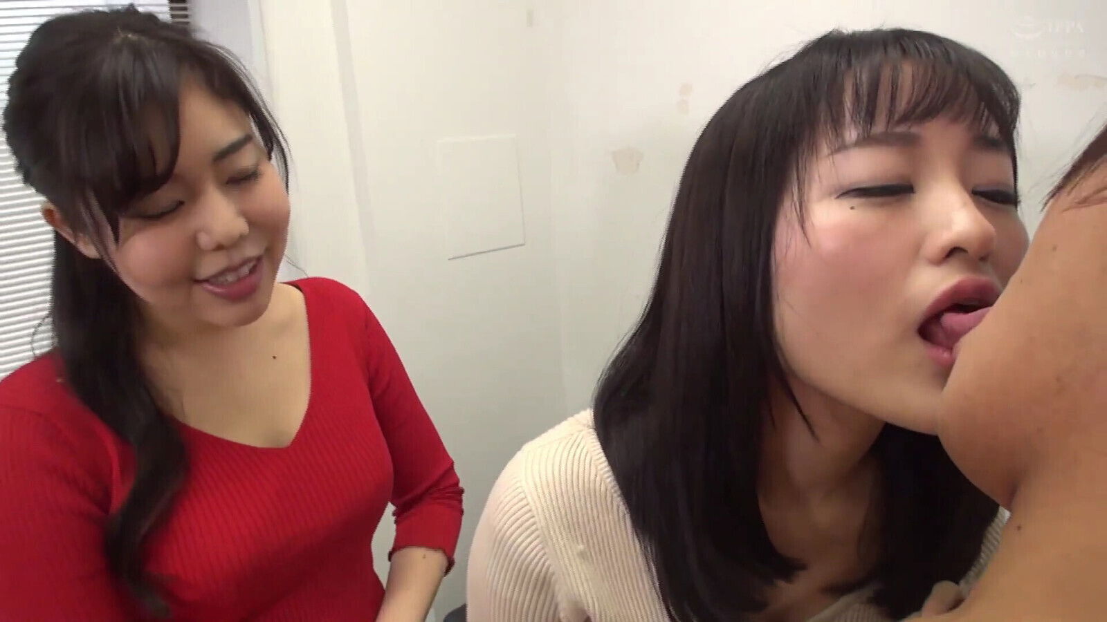 Bestie Amateur Girls: Sloppy French Kissing While Teasing Handjob Special Edition