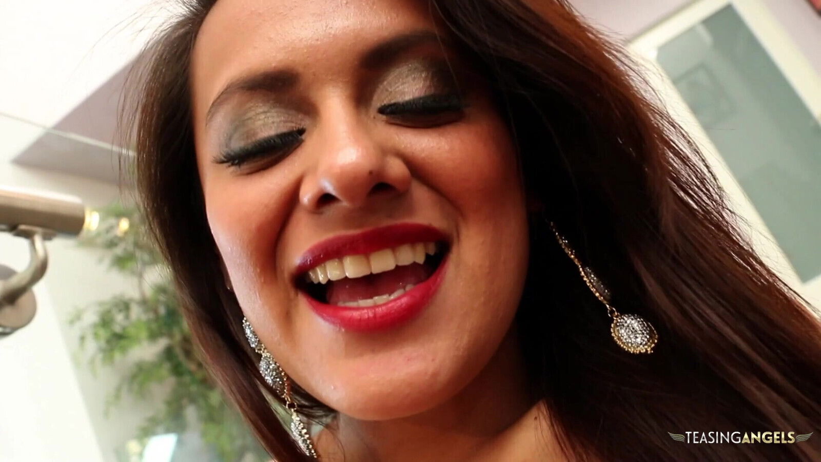 Lucky gets spread brunettes pussy fill mouth with