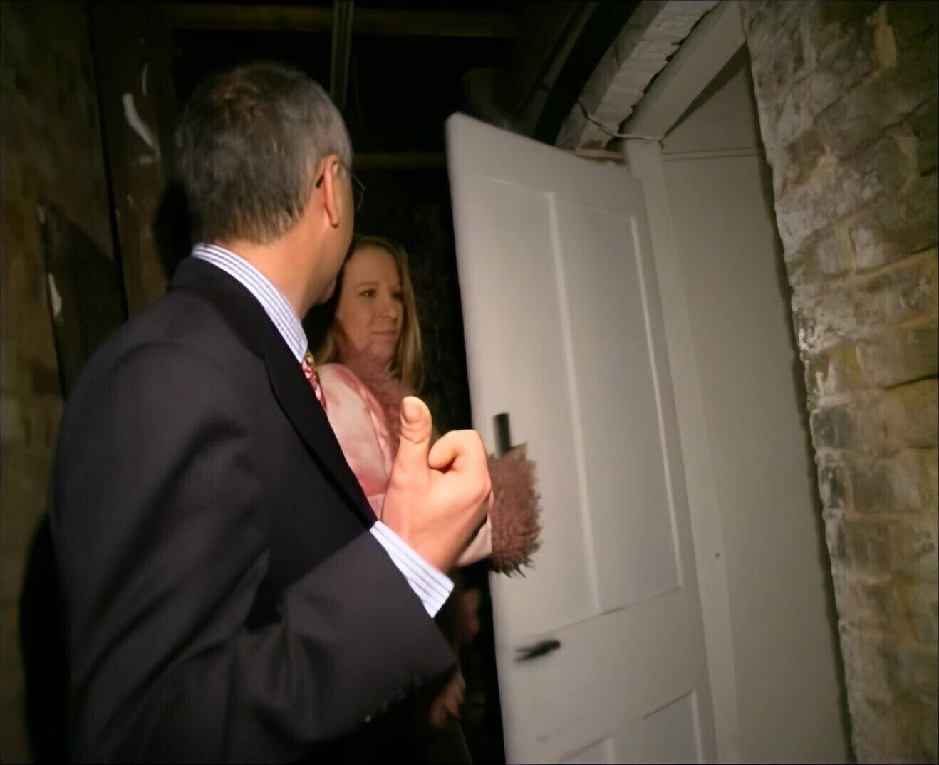 Street Ladies, Excuse Scene