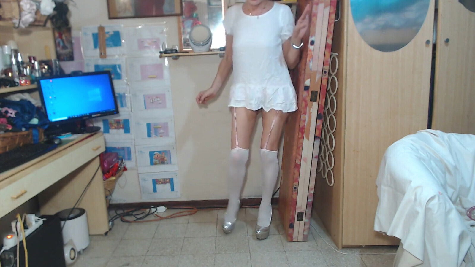 Slutty Waitress Prepares Lunch Master