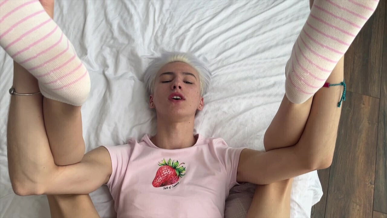 Stepdad's enters twink's tight hole cums