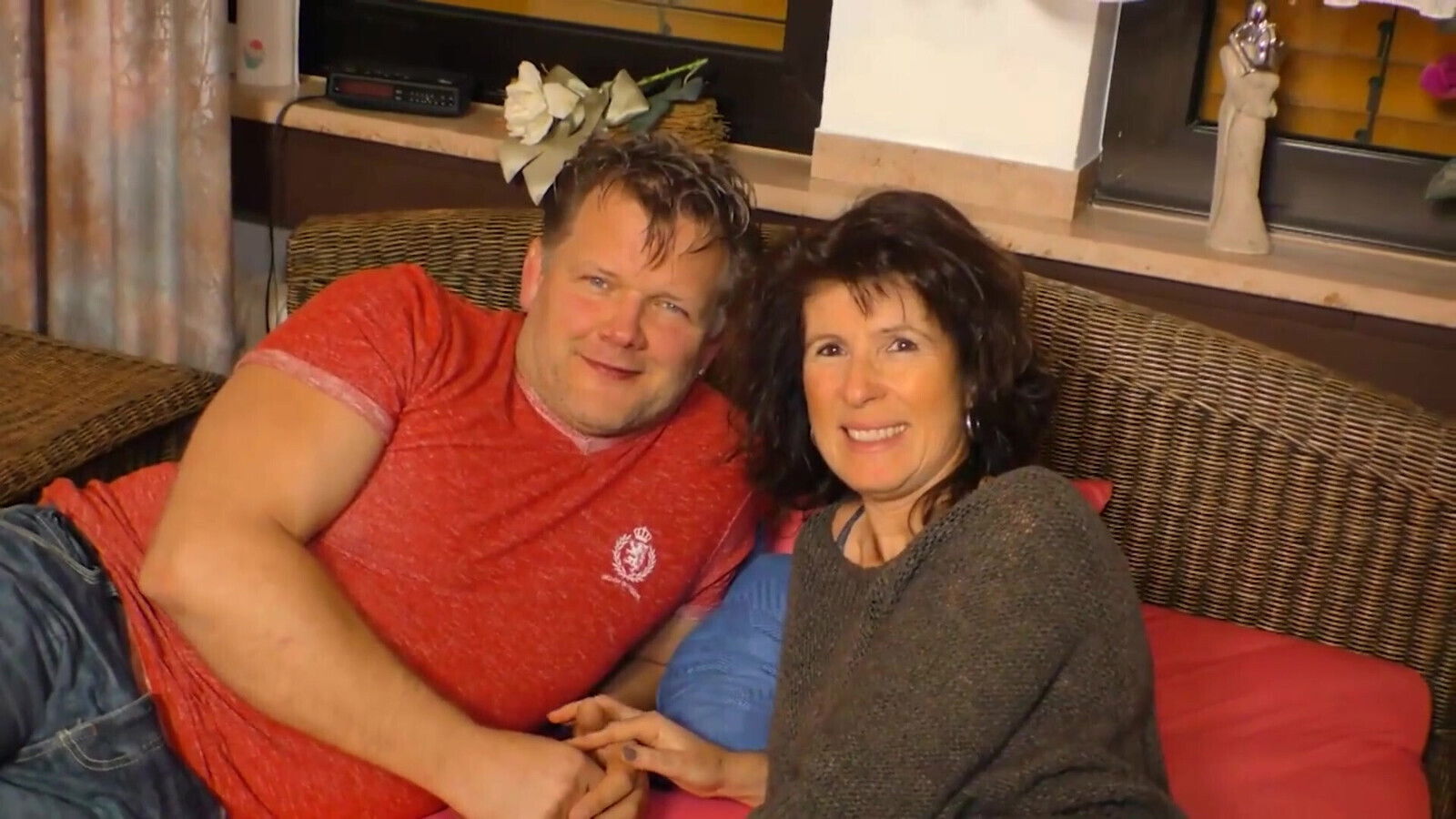 Mature brunette gets suck fuck huge