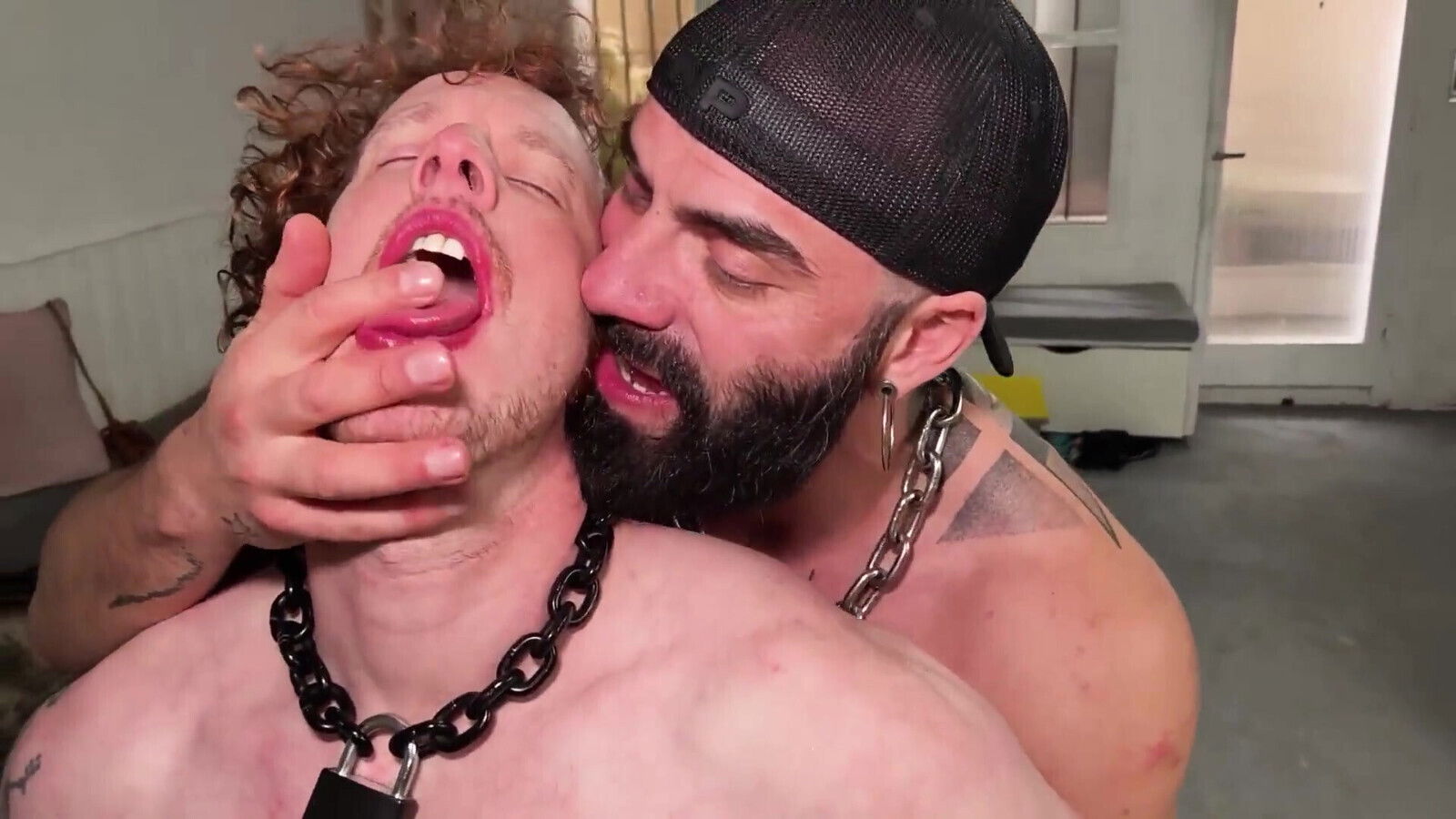 Bound Papi. Bearded Master Uses Chris Hunter