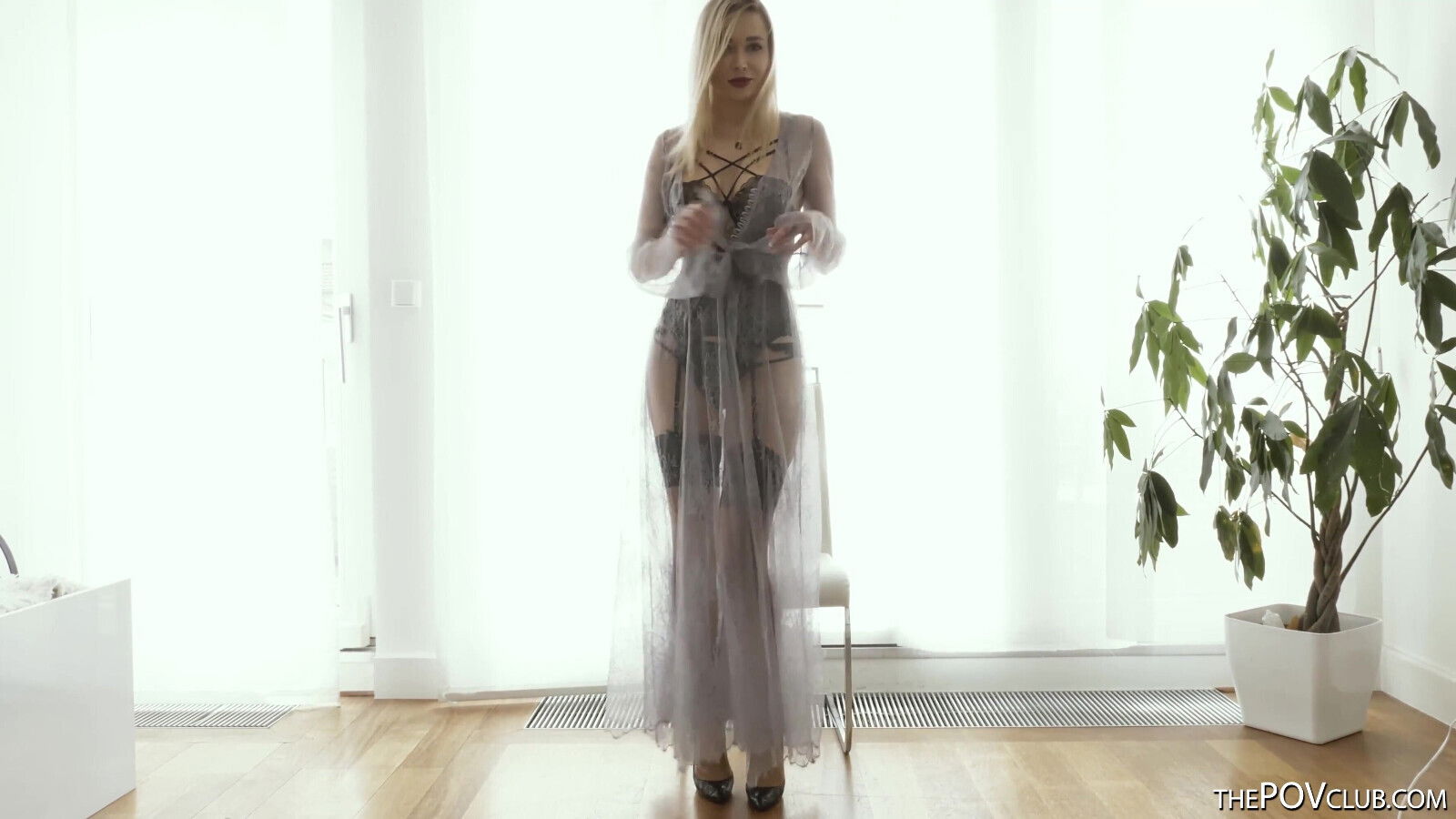 Vixen model Venera Maxima sucks Black