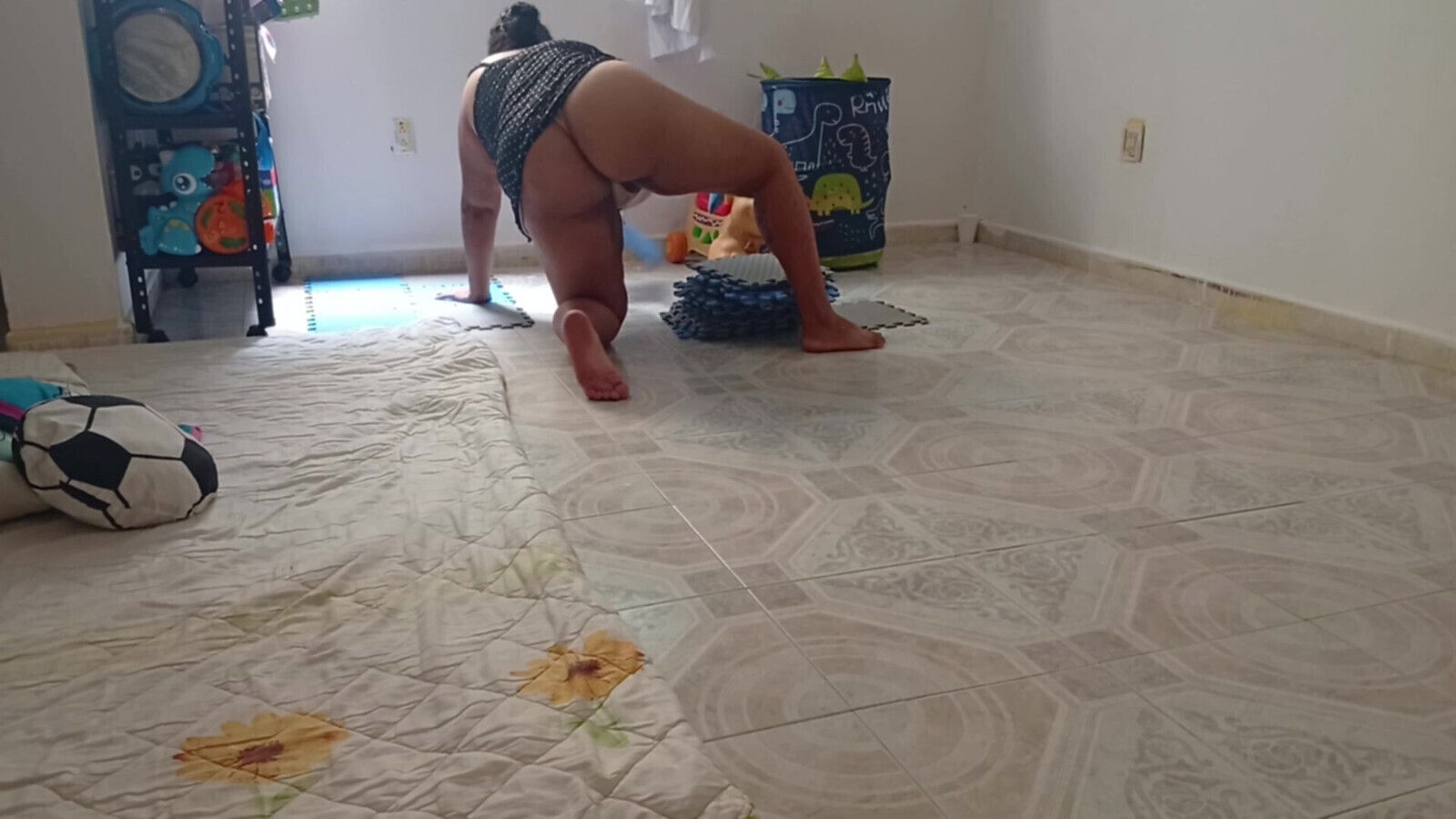 Chubby records herself sends video cleaning thong
