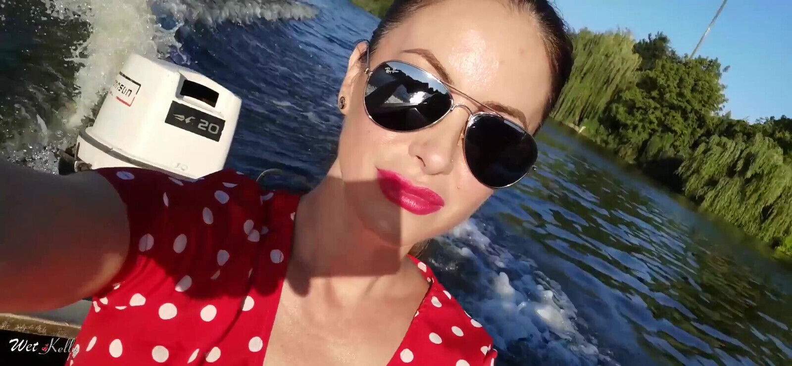 Flash Sexy Body Boat Ride with Friends