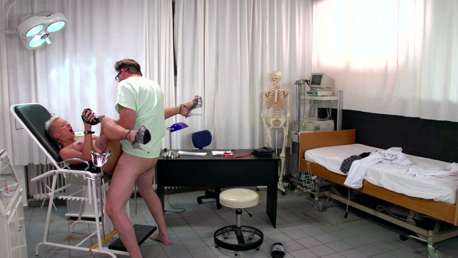 Mandy Mystery Fuck with Doctor