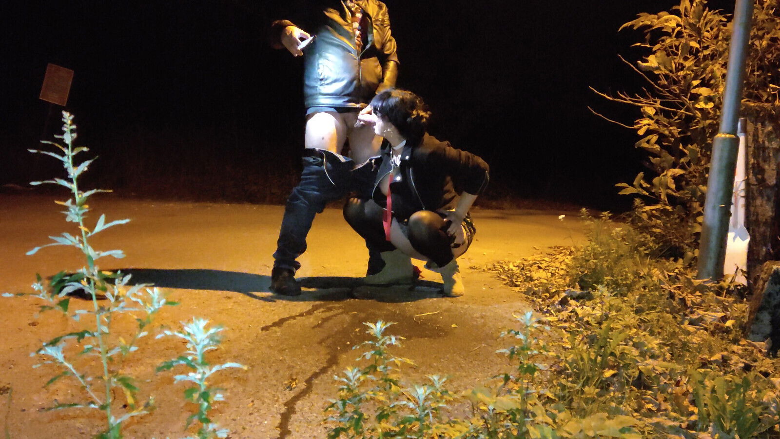 Horny Milf Gives Passionate Rimjob Public