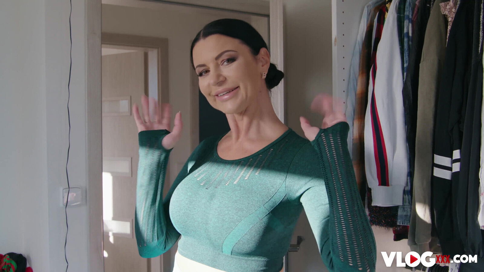 Busty MILF Kinski's Steamy Photoshoot Ends With Dick Ride