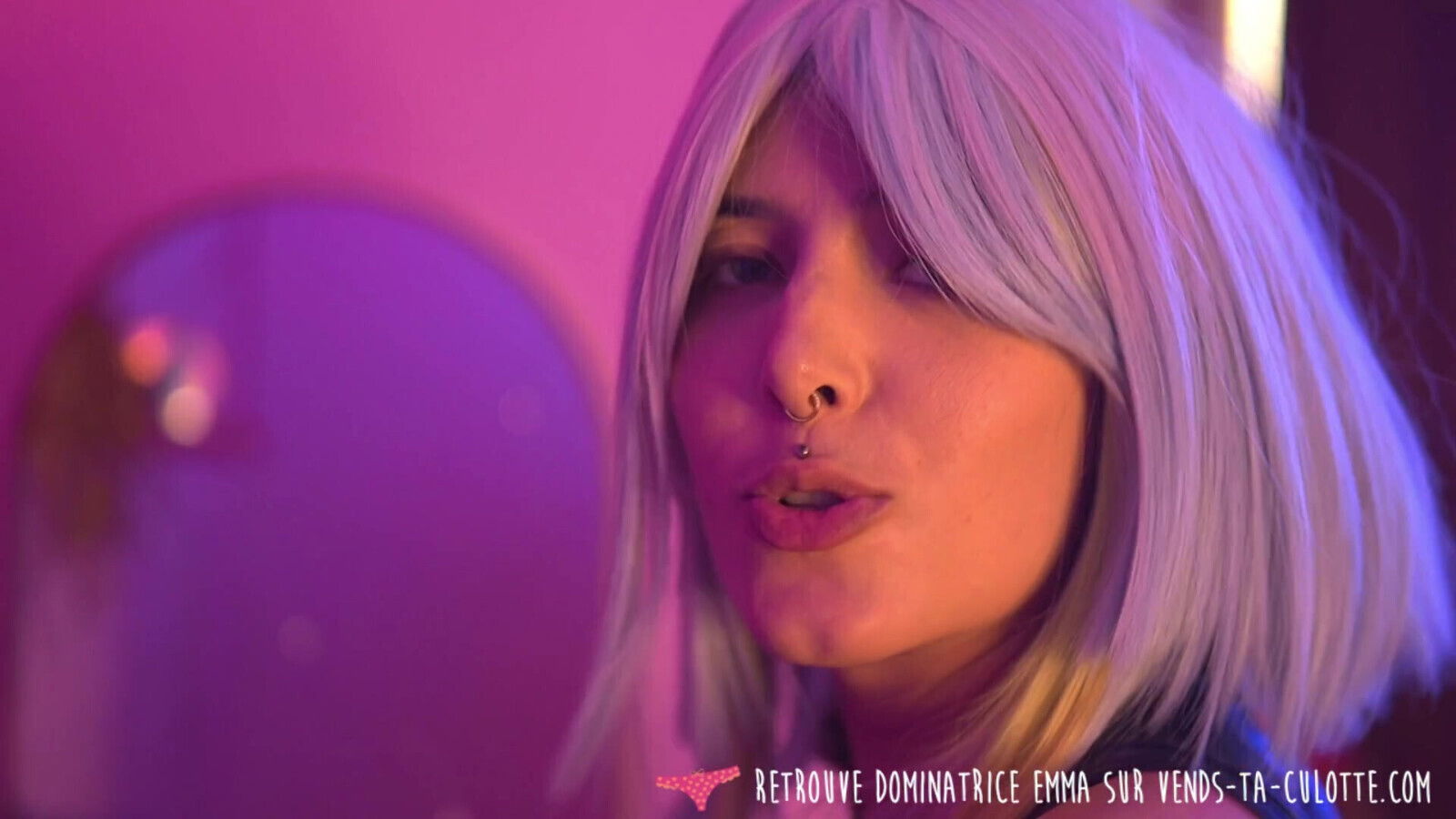 Vends-ta-culotte Introduction pegging beautiful French dominatrix