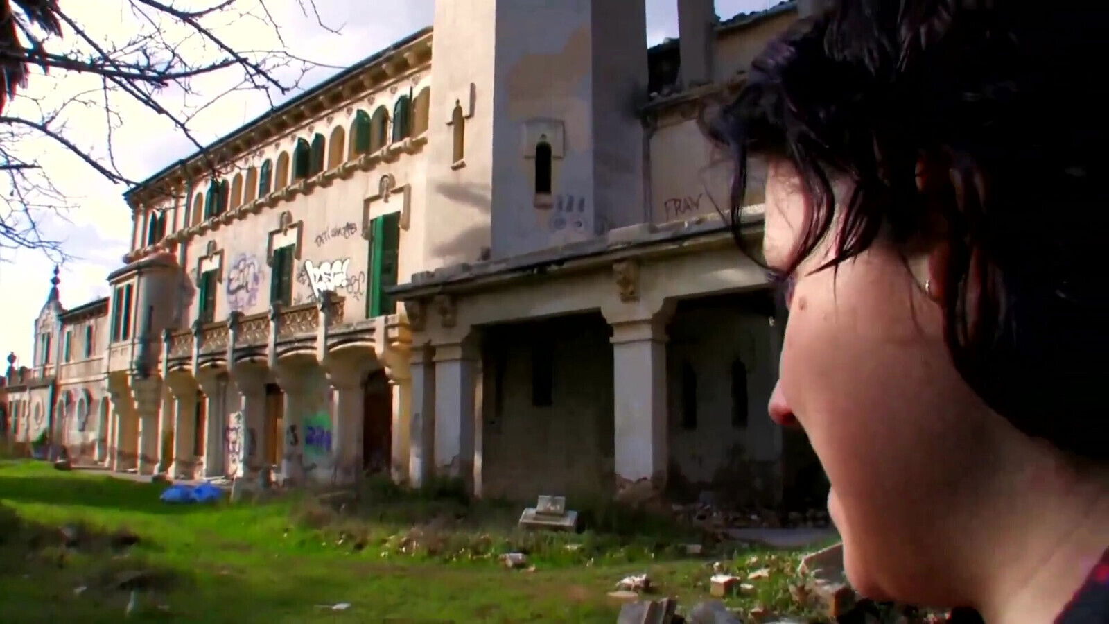 Pussy fucking fingering castle garden