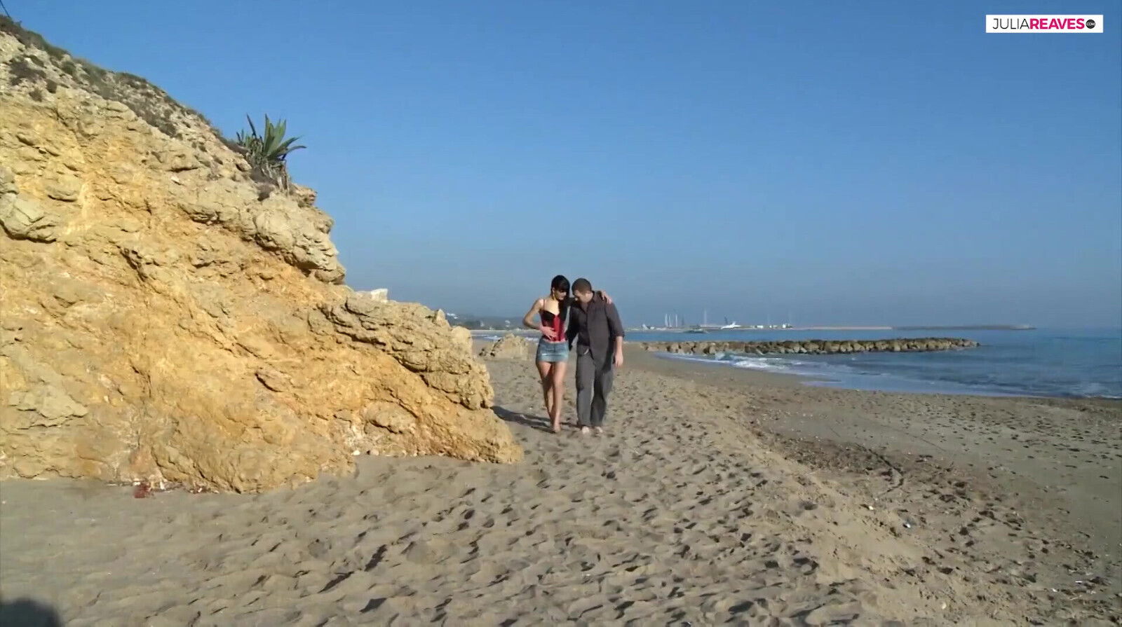 Milf Erika dishonors beach