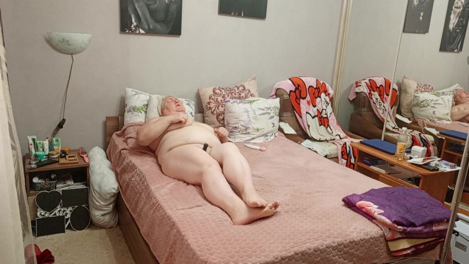 Stepmom fingering playing with cunt