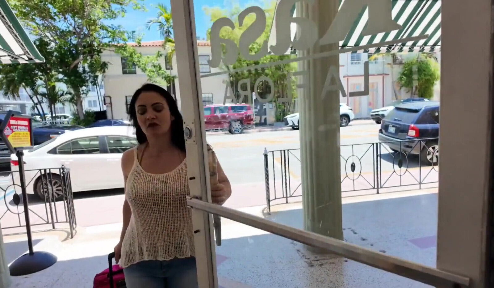 Sexy Italian Mary Gets Extra Cream During Massage