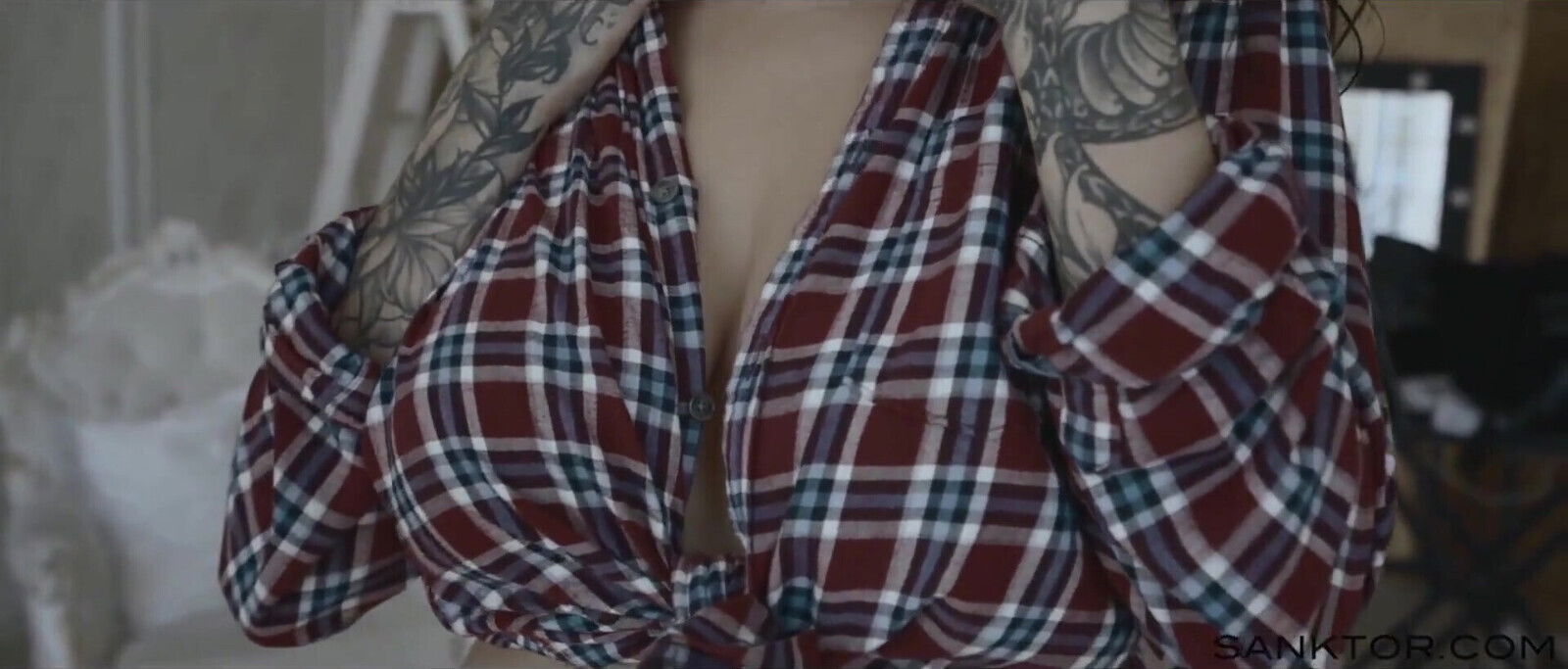 Plumpy tattooed MILF dancing striptease