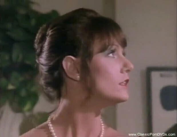 girls enjoying threesome