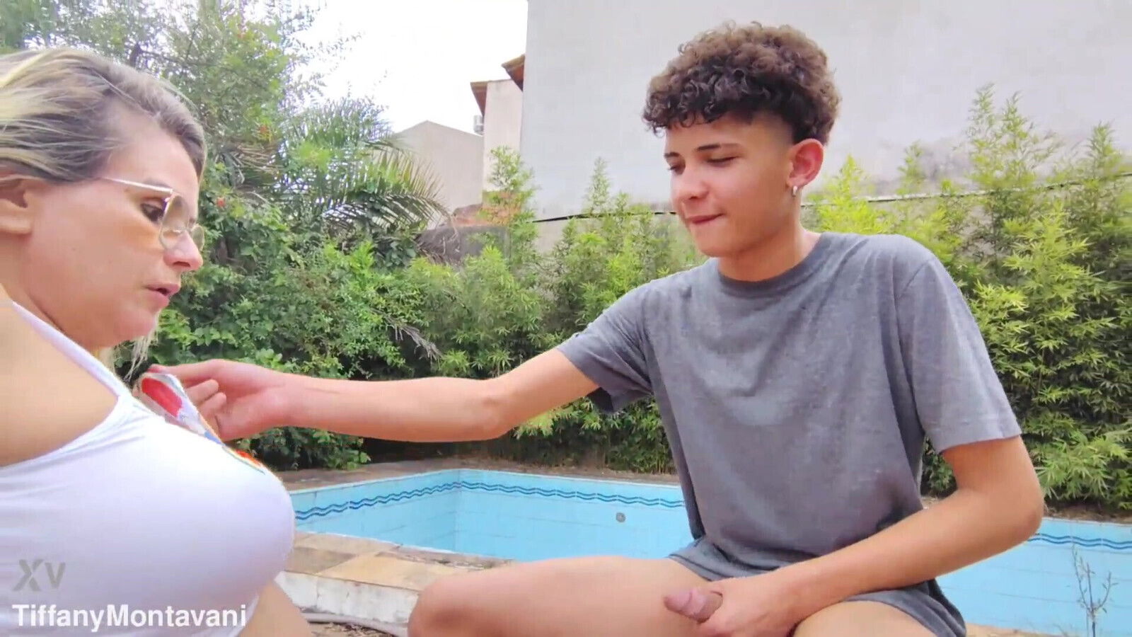 Stepmom Pool Trapped Puts Hands Fisting