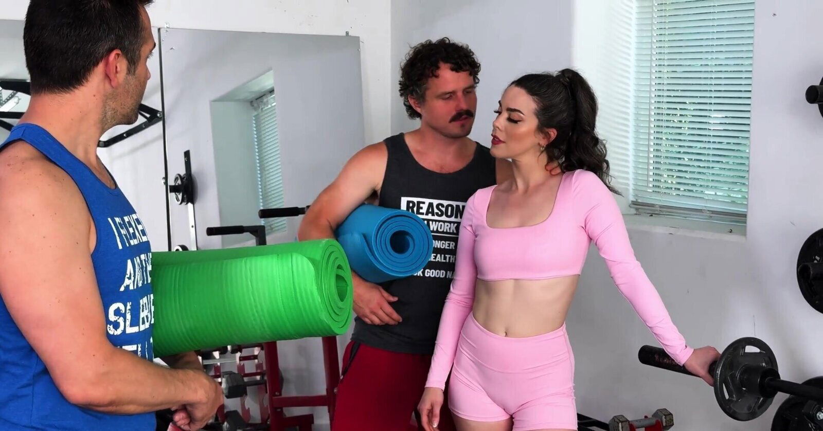 Nicole Emma Vaunt brunette beauty gives great blow jobs.