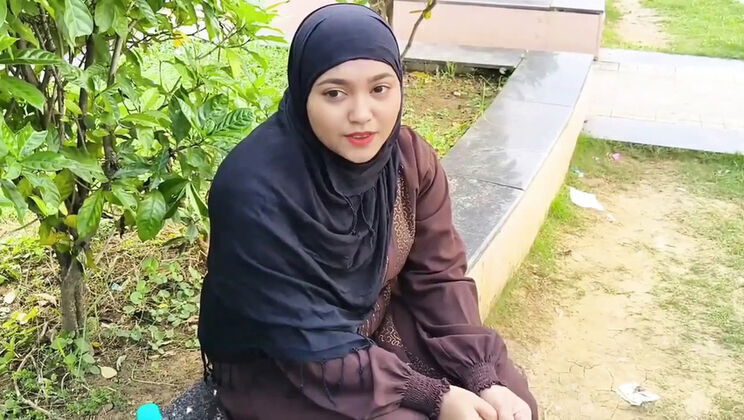 Poor Muslim Hijab Girl Fucks Producer Money Outdoor Garden Hindi