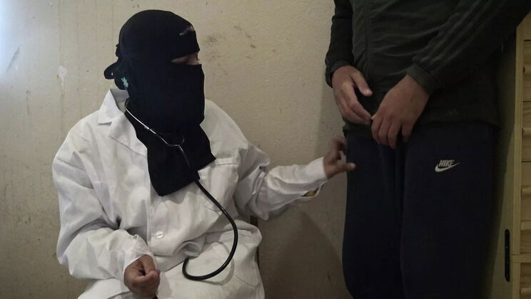 Horny Muslim Doctor Hijab Jerks Patient's Close Handjob