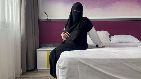 woman Khalifa masturbates hotel room