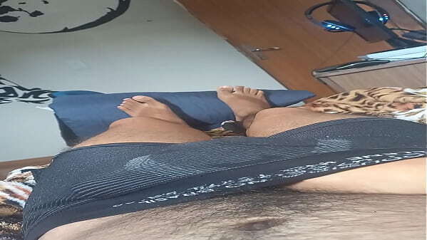 Novinho masturbando cama quarto Masturbating