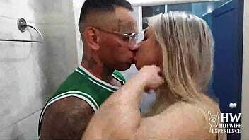 Casada puta evangelica chama eletricista para arrumar chuveiro fode banheiro corno manso casa.