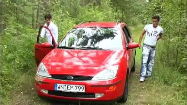 deux jeunes latinos sbaisent bareback secret