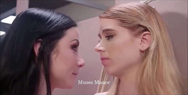 Muses Manor H&eacute_l&egrave_ne &amp_ Madeleine madame baisent dans toilettes publiques