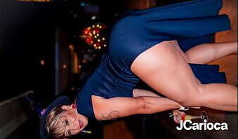 Bruxinha gostosa provocou festa mostrando bunda para negros pauzudos foram foder sacada hotel.