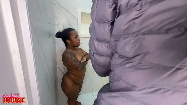 Brasileira nanismo esquentando banho caras menage trois