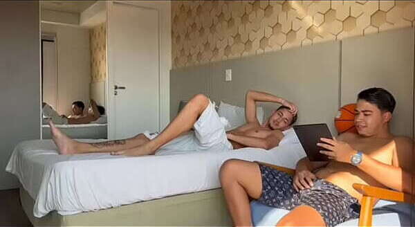 SEDUZINDO DOIS MACHOS GOSTOSOS PARTE