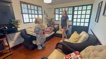 Encuentro caba&ntilde_a abandonada peque&ntilde_o misterioso payaso dentro ella, pide haga rica follada cambio dejarme hospedar ella_ termino sac&aacute_ndole toda deliciosa leche