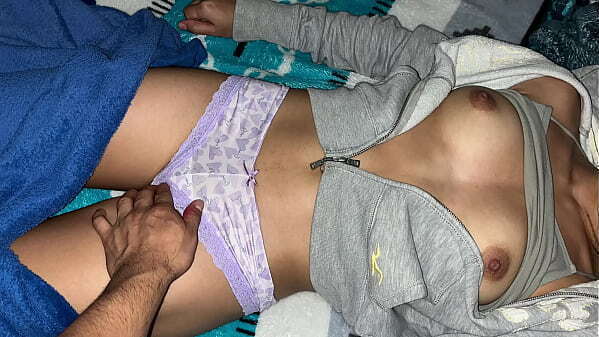 &iquest_Qu&eacute_ edad Chica tierna seducida hombre mayor mientras est&aacute_n solo casa Real Casero