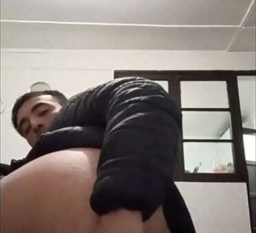 Chico juega enorme pepino