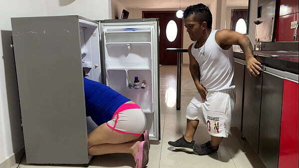 sexi latina embarazada hermanastra atrapada nevera cambio ayudarle ofrece dura rica follada apretado co&ntilde_o hasta terminar llen&aacute_ndoselo todo cremosa leche.