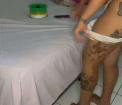 dele caiu l&aacute_ casa chamei entrar